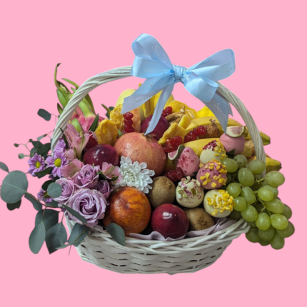 Подарочная корзина «Сокровищница вкусов» из микса свежих отборных фруктов, сухофруктов, клубники в шоколаде и цветочной композицией
