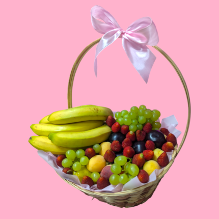 Подарочная корзина «Сезонное настроение» из фруктов и клубники